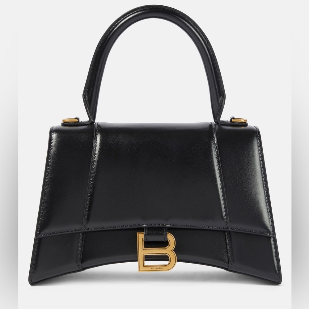 ISO

Black small or medium Balenciaga hourglass